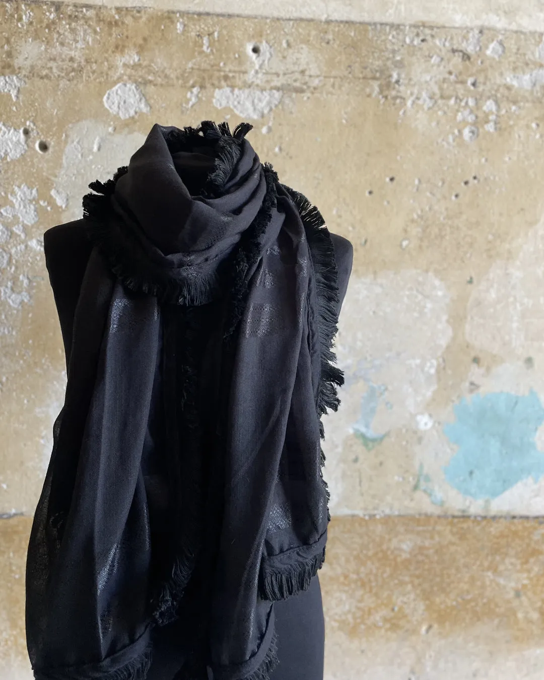 Light Fringe Scarf - Black